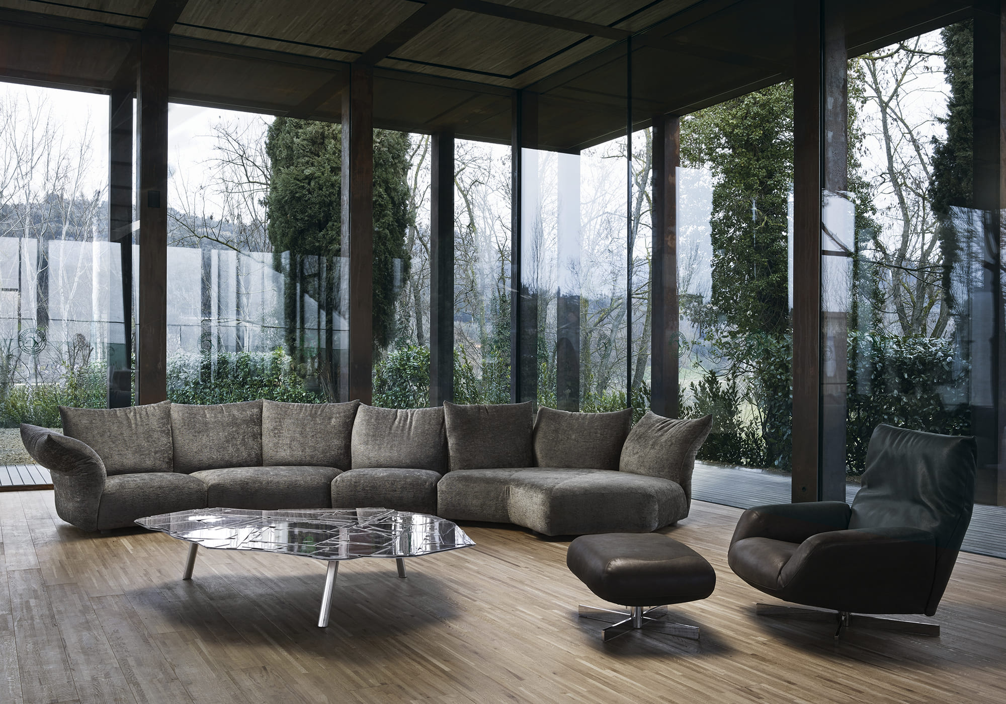 Canapé Standard d’Edra dans un salon vitré ouvert sur un jardin, mobilier haut de gamme chez Artopia Genève