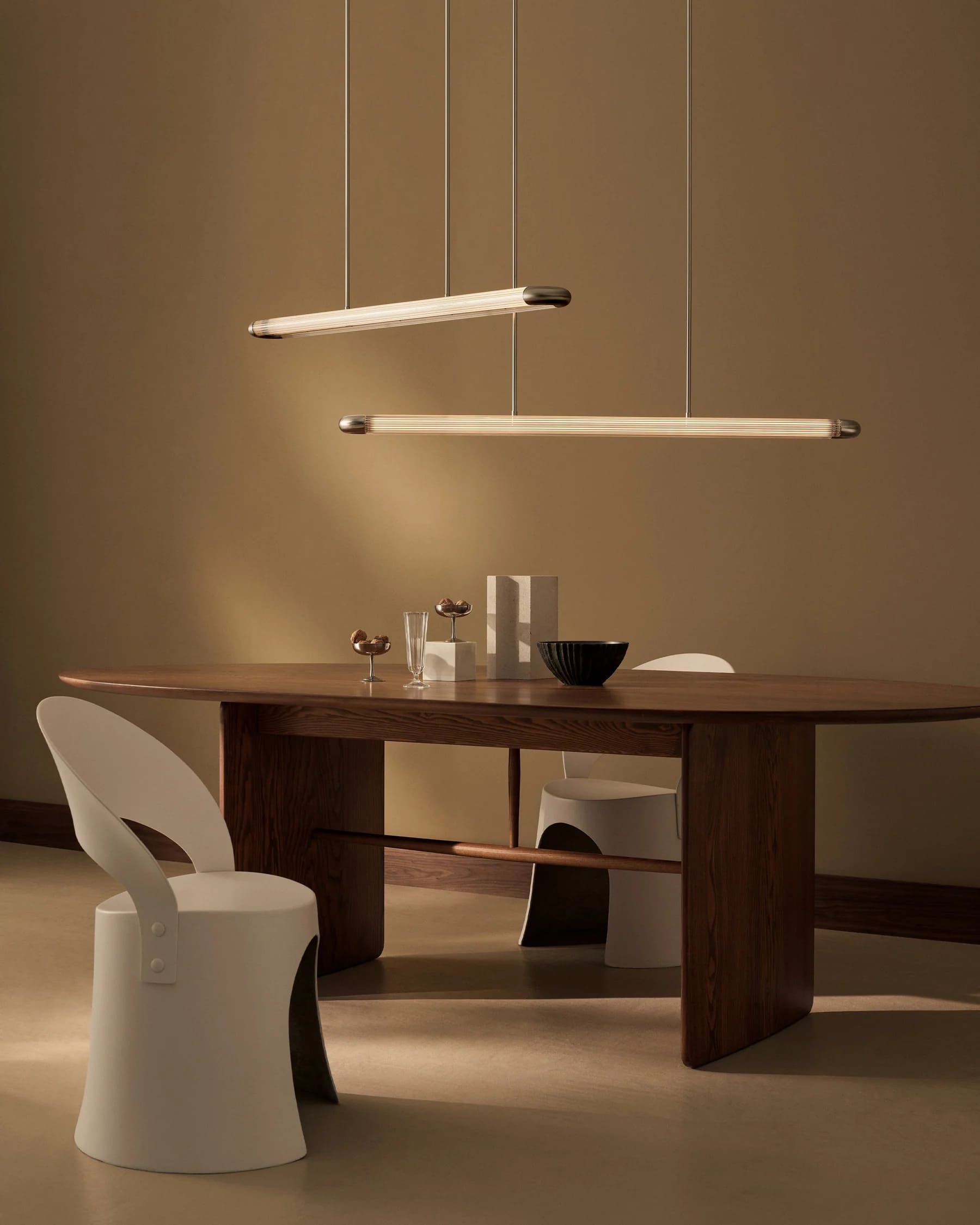 Suspensions Strata de J Adams & Co au-dessus d’une table en noyer